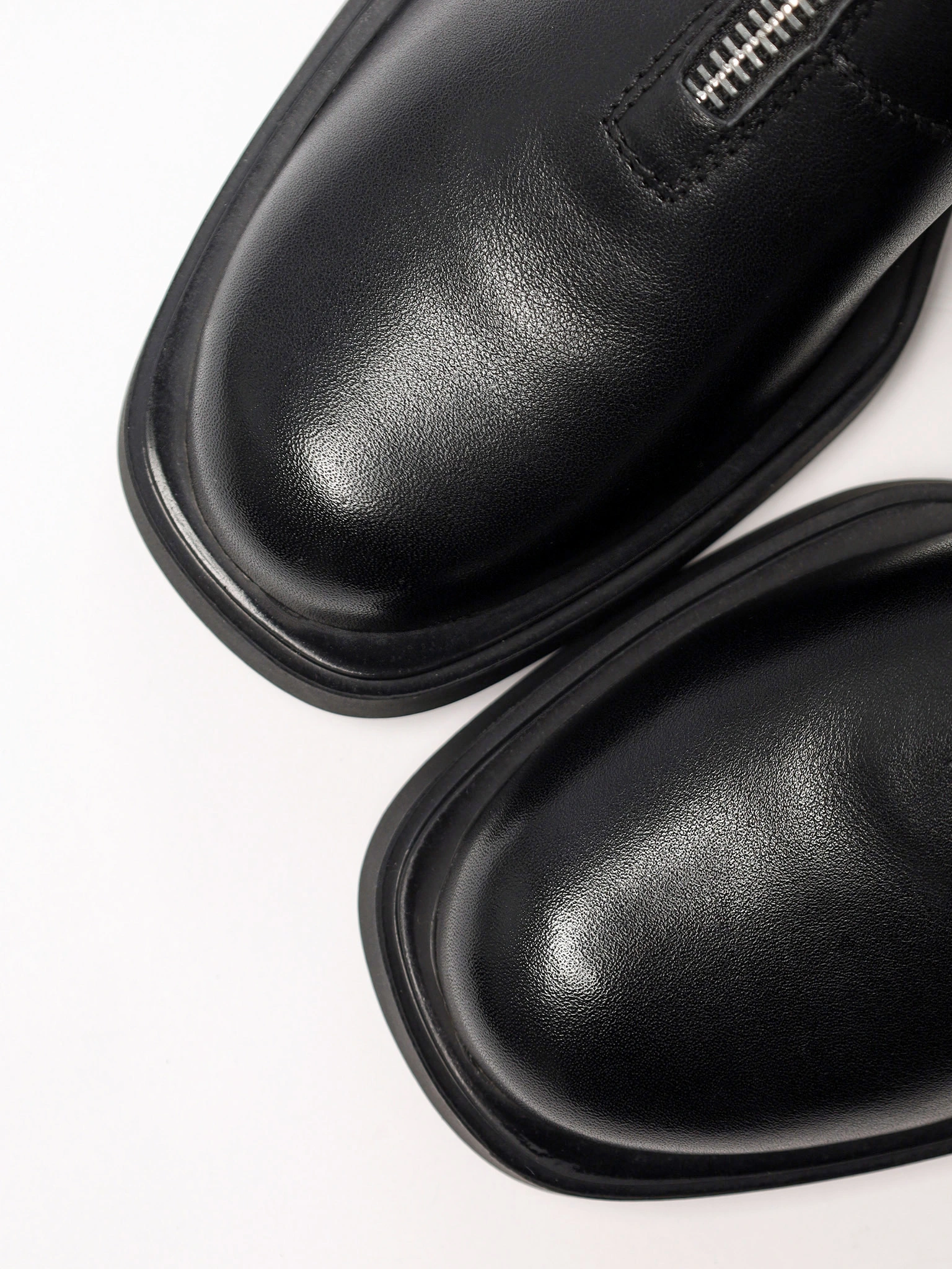 Ботинки черного цвета с декоративной молнией спереди